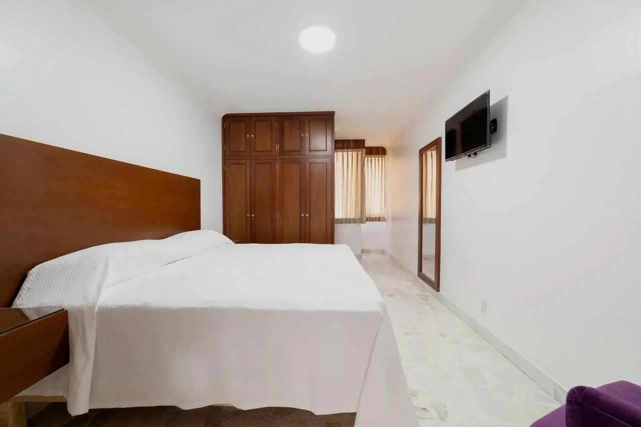 Habitación de lujo con cama king size y muebles de madera