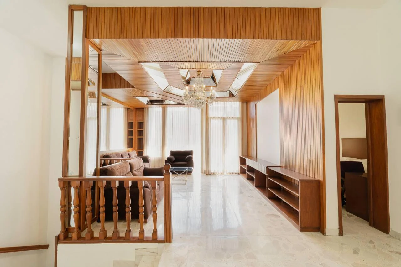 Sala y pasillo de Violeta, con madera, espejos y luz natural