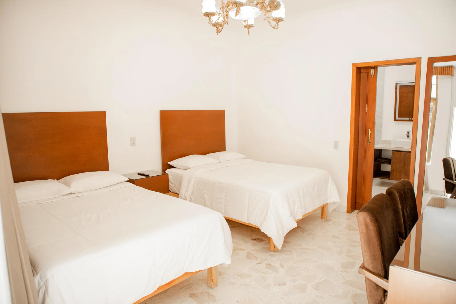 Habitación doble de lujo con dos camas matrimoniales y candil